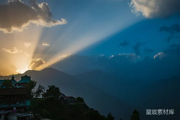 白天绿树青山蓝天白云之间