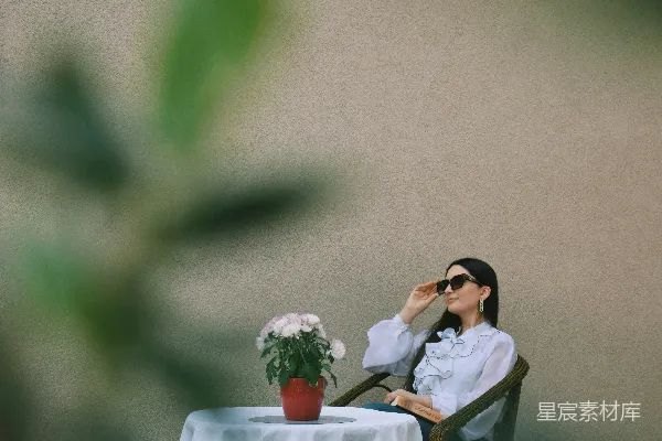 一个坐在桌子旁的人
