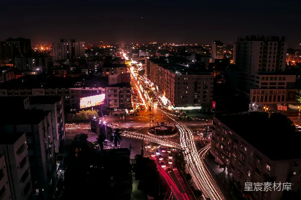 夜晚高楼林立的城市