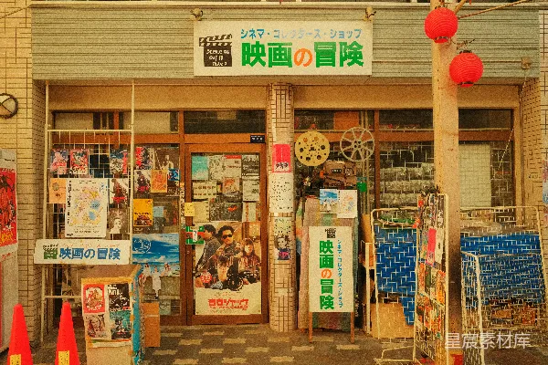高清摄影 一个商店门前有许多标志。