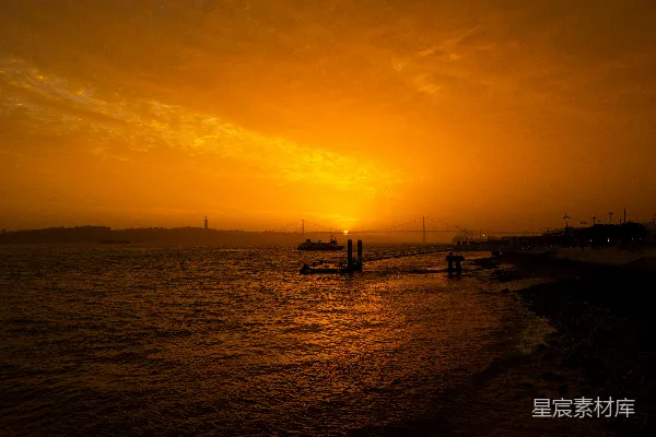 湖面上有一片水域和远处的夕阳背景中