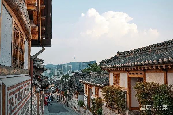 高清摄影 一条狭窄的街道，两旁都是木制建筑。