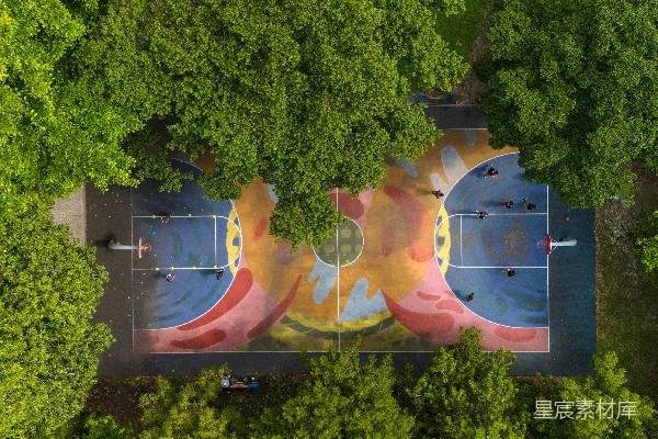 高清摄影 一副网球场地俯瞰图，周围环绕着树木。