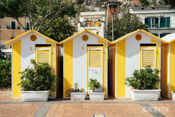 色彩斑斓的海边小屋排成一排。