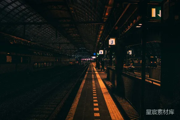 高清摄影 一个火车站，火车停在铁轨上。