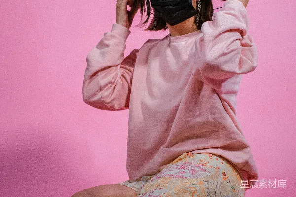 白衫女子用头发遮住脸庞