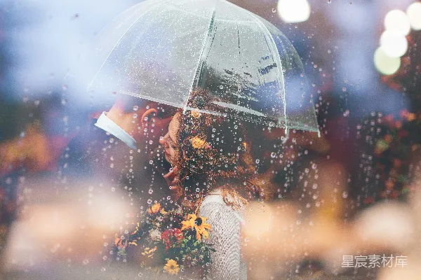高清摄影 一对新人在雨中打着伞接吻。