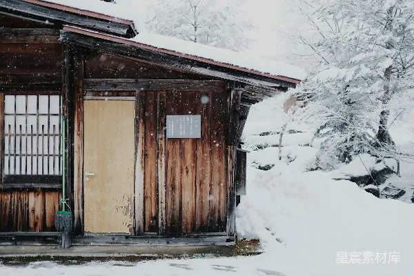 高清摄影 白天被雪覆盖的棕色木屋