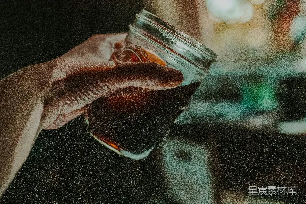 聚焦于玻璃罐的选择性摄影