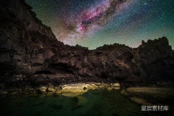 高清摄影 夜空中充满了星星，银河横跨其中。