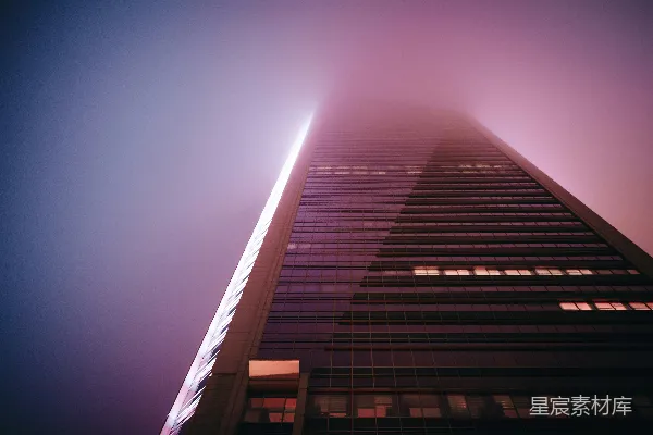 背景是有一片浓雾的天空，一栋非常高大的建筑物。