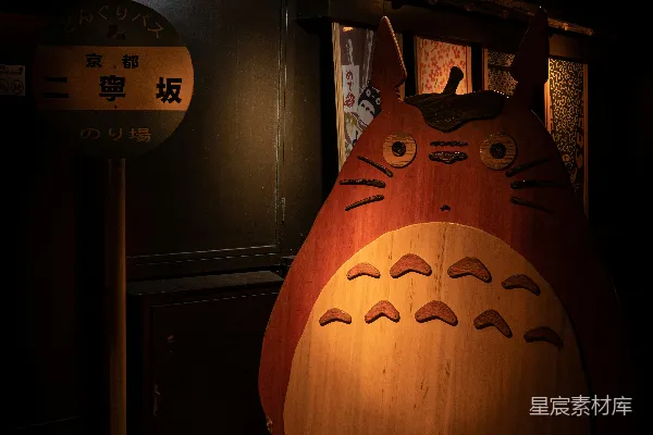 高清摄影 棕色木制猫脸墙面装饰