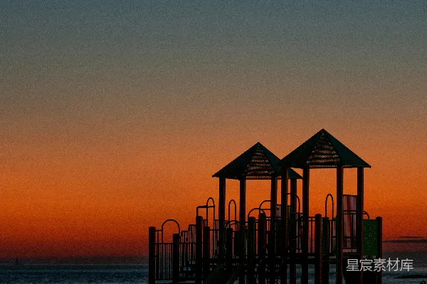 夕阳背景下的一座 playground 的轮廓