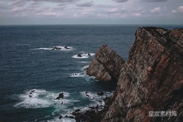 海边岩石在白天的形成