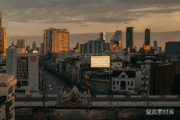 高清摄影 一幅城市天际线的景色，前景中有一座桥梁。
