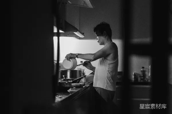 一个男人站在厨房里准备食物。