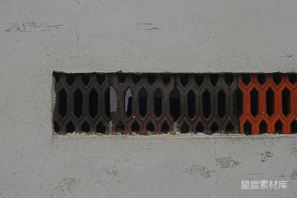 建筑一侧金属栅栏的特写镜头