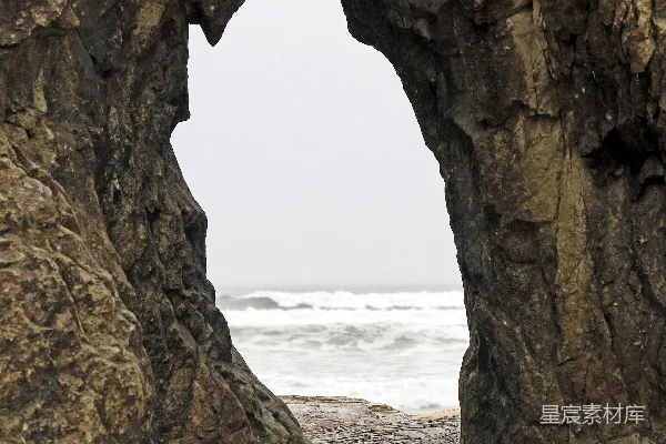 一个中间有洞的大石头
