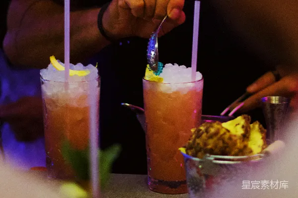 高清摄影 两个干净的饮水杯