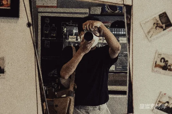 黑色T恤衫的男人和白色裤子