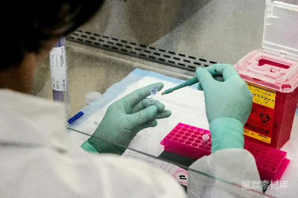 高清摄影 拿杆子的人