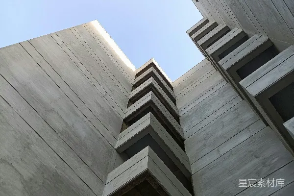 多层建筑顶部有多处阳台的高楼