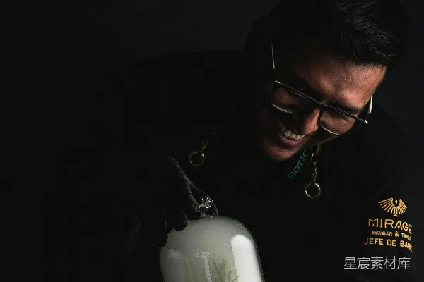 高清摄影 调酒师在玻璃罩下抽着鸡尾酒