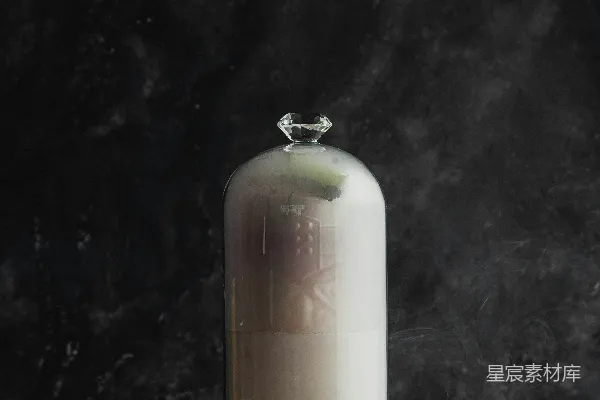 高清摄影 一杯鸡尾酒在装满烟雾的玻璃罩下