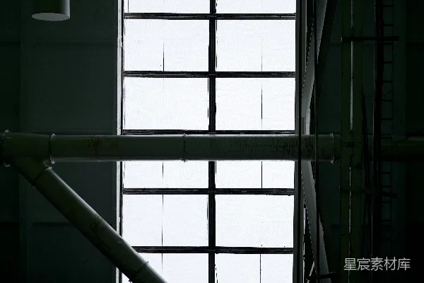 一幅黑白照片中的建筑窗户