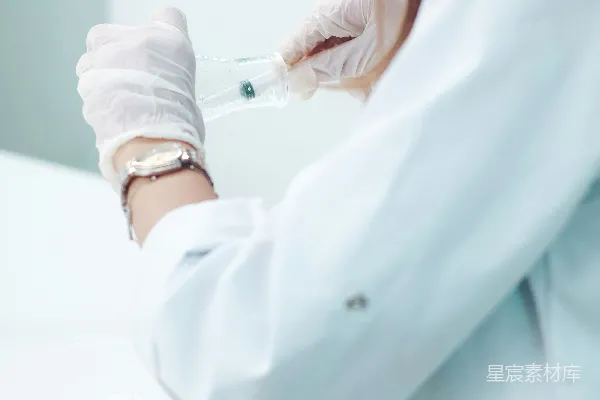 高清摄影 身穿实验室白大褂的科学家准备医疗样本。