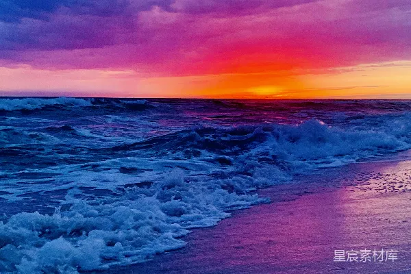 海边日落，波涛汹涌