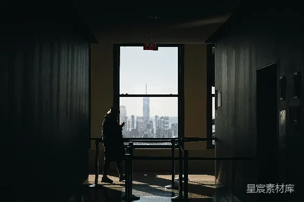 走廊上人们的轮廓影像