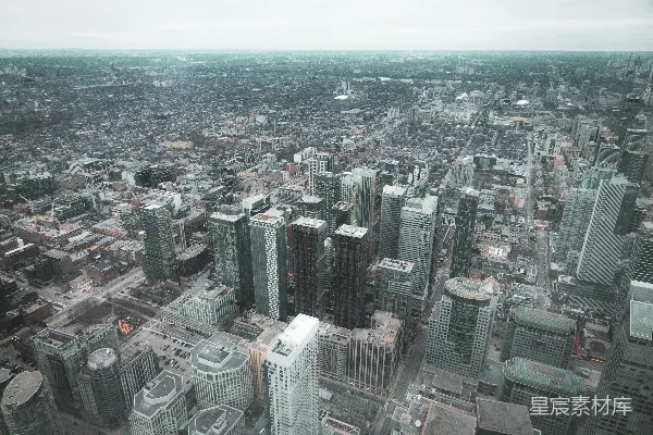 一座城市从空中俯瞰，高大建筑物矗立其间