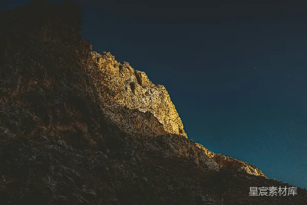 一座矗立在天空背景中的高山