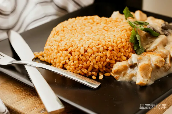 一块黑底的盘子上堆满了食物。
