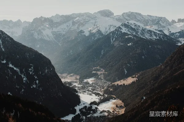 白天的山地部分被雪覆盖的航拍照片