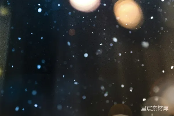 雨中的一张模糊的街灯照片