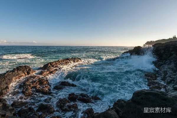 海浪冲击着巨岩峭壁。