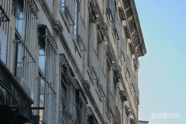 一栋有许多窗户和阳台的高大建筑