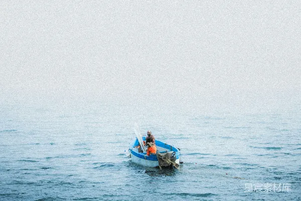 海边一艘小船上的一个人