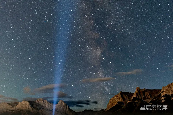 人在岩石山下夜晚星光下站立