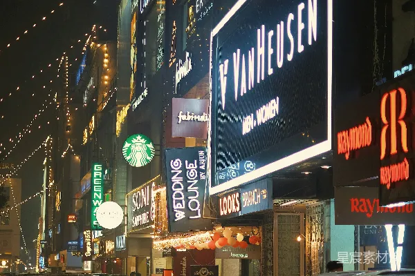 夜晚充满车辆的城市街道