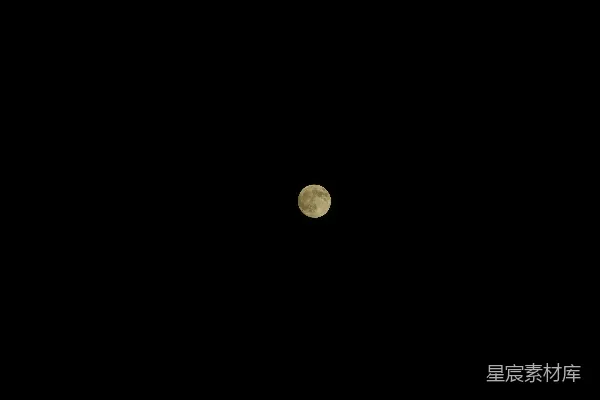 满月在暗夜的天空中