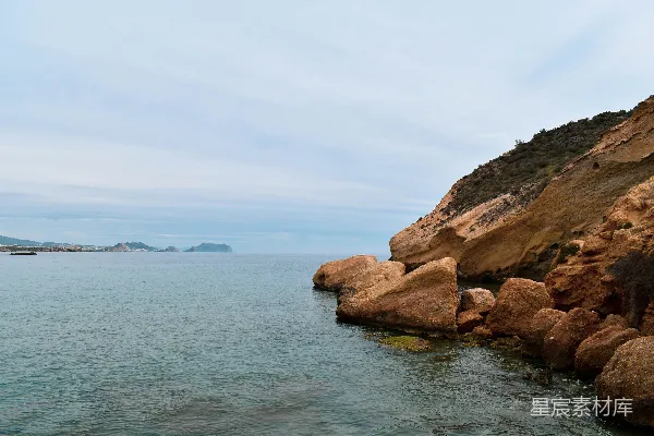 一片靠近岩石海岸的大水域