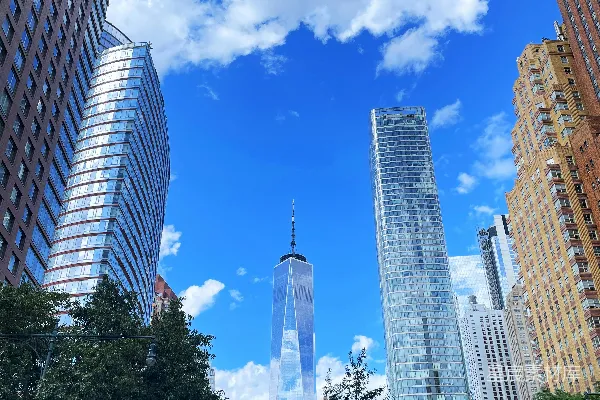 背景中有高大的建筑物的城市街道