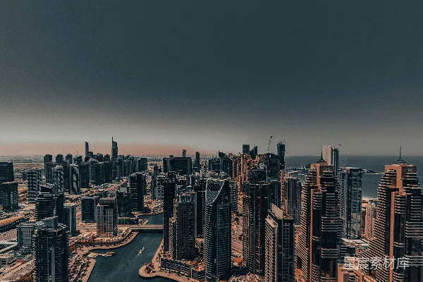 一个城市上空俯视图，其中有一条河流贯穿其中