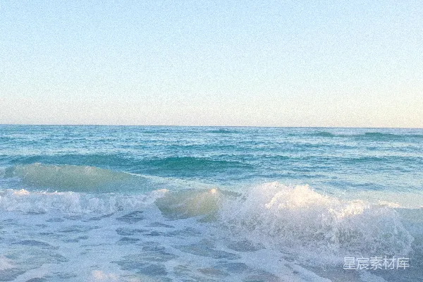 海边上一个人站在冲浪板上享受着海浪的冲撞。