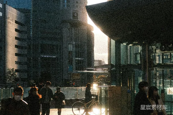 一群人在高建筑旁边的小道上行走