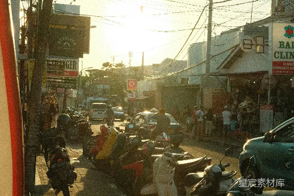 一群人在城市街道上骑摩托车