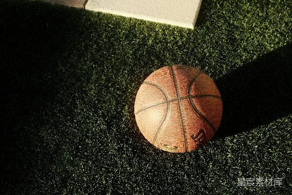 地 Rug 上的一个 Basketball